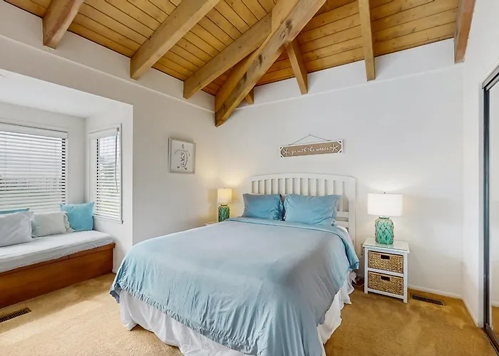 Ocean-View Manor With Large Yard Walk To Beach